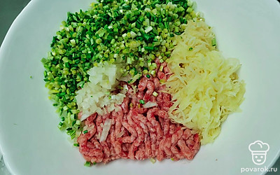 Выложите мелко нарезанную черемшу, посолите по вкусу. Хорошо перемешайте. 