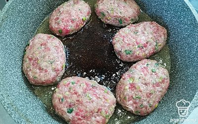Сформируйте котлеты. Выложите на сковороду, смазанную растительным маслом. 