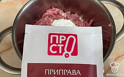 Добавьте к фаршу соль, приправу для мяса, сметану и яйцо и мякиш хлеба, замоченный в молоке.