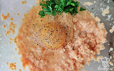 Добавьте в чечевицу яйцо, петрушку. Посолите и поперчите по вкусу. Разогрейте сковороду с небольшом количеством масла. 