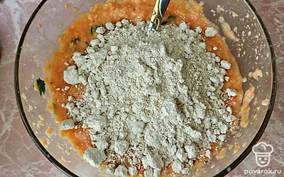 Введите муку и хорошо перемешайте до однородной консистенции. Сформируйте котлеты. 