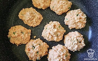 Жарьте котлеты с двух сторон, на среднем огне. Томите по 3-4 минуты с каждой стороны до румяной корочки. 