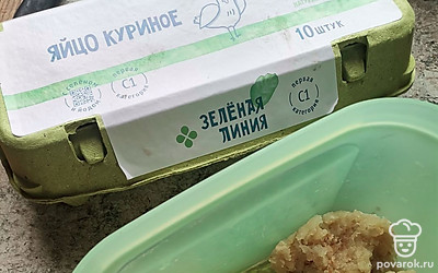 Сделайте фарш из щуки. В него добавьте яйца и булку, размоченную в молоке. 