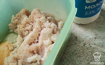 Все хорошо перемешайте. Посолите и выкладывайте на сковороду ложкой. 