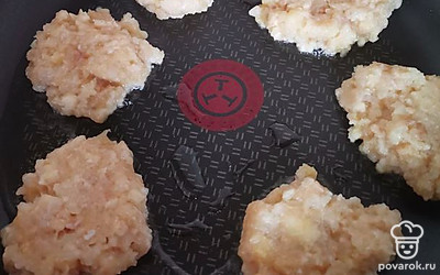 Обжарьте котлеты по 3 минуты с каждой стороны. 