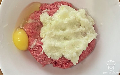 К фаршу добавьте измельченный лук с чесноком и вбейте одно яйцо. Посолите, поперчите по вкусу и тщательно перемешайте.
