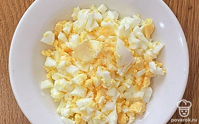 Отварите три яйца. Вареные яйца почистите и мелко нашинкуйте.