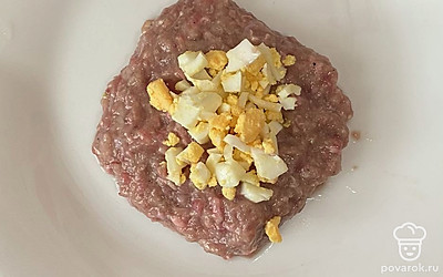 Начните лепить котлеты. В центр выложите вареное яйцо.