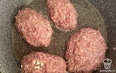 На смазанную подсолнечным маслом сковородку выложите наши котлеты. Обжарьте с двух сторон по 5 минут на среднем огне.