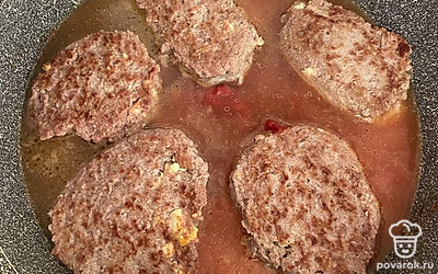 В конце добавьте к нашим котлетам томатную пасту и влейте половину стакана воды. Тушите на среднем огне в течение 15 минут. Готово!