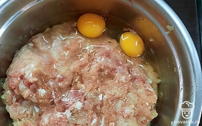 Куриную грудку пропустить через мясорубку и добавить 2 яйца.