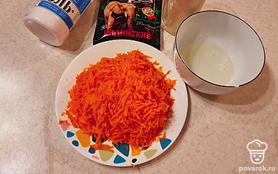 Помойте и почистите морковь, натрите на мелкой терке. Добавьте черный молотый перец и соль. Тщательно перемешайте.
