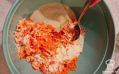 Всыпьте манную крупу, перемешайте до однородного состояния.