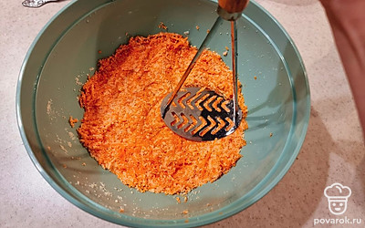 Помните массу, чтобы морковь пустила сок. Дайте постоять 10-15 минут.