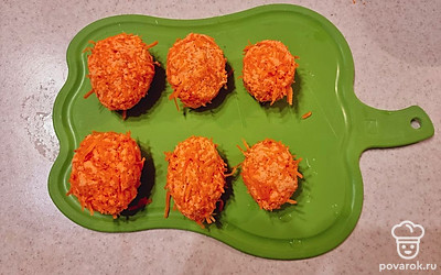  Из морковной массы сформируйте котлетки.