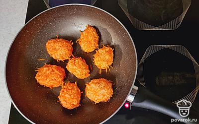 Разогрейте сковороду с кокосовым маслом, выложите на нее котлеты.