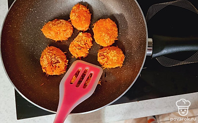 Обжарьте до румяной корочки, переверните на другую сторону.