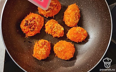 Убавьте огонь, накройте крышкой и оставьте на 7-10 минут.