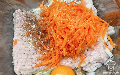 Морковь натрите на мелкой терке, добавьте к фаршу и луку. Разбейте туда одно яйцо, соль и перец по вкусу. Лучше добавлять чуть больше, чтобы вкус был насыщенный. Тщательно перемешайте при помощи ложки (лопатки) или руками.