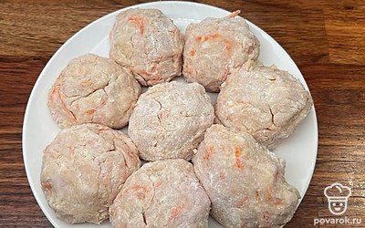 Сформируйте руками котлеты, обваляйте их в муке. В это время поставьте разогреваться сковороду с 2-3 ложками растительного масла.