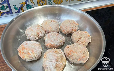 Выложите котлеты на сковородку и обжарьте на среднем огне (4-5 минут).