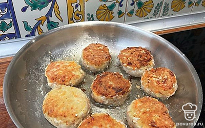 Переверните котлеты при помощи лопатки на другую сторону, жарьте еще 2 минуты. Далее накройте крышкой, поставьте на маленький огонь. Жарьте еще 3-4 минуты.