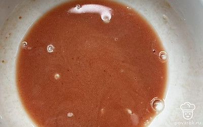 В 150 миллилитров воды добавьте томатный кетчуп (соус или пасту), соль, перец по вкусу и ложку муки. Все тщательно перемешайте.