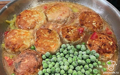 Добавьте замороженный болгарский перец и замороженный горошек. Перемешайте, накройте крышкой. Тушите до полной готовности.