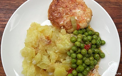 Можно подать котлеты с горошком как самостоятельное блюдо. А можно добавить к ним гарнир из отварного или тушеного картофеля.