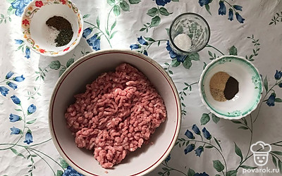 Подготовьте все ингредиенты. Достаньте фарш из холодильника заранее, чтобы он был комнатной температуры. Отмерьте специи. Сушеный тимьян разотрите пальцами в порошок, так аромат будет сильнее. 