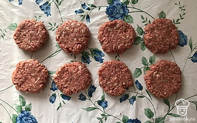 Разделите фарш на восемь равных частей, сформируйте из каждой круглую котлетку 1 сантиметр толщиной. 