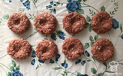Сделайте небольшое углубление в середине каждой котлетки. Так они не будут вздуваться и сохранят ровную поверхность при жарке. 