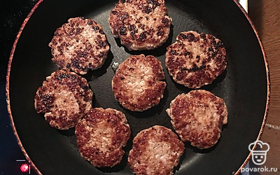 Нагрейте растительное масло в сковороде на средне-сильном огне. Обжарьте котлетки по 2 минуты с каждой стороны до золотистой корочки. Внутренняя температура мяса должна достигнуть 70 градусов. 