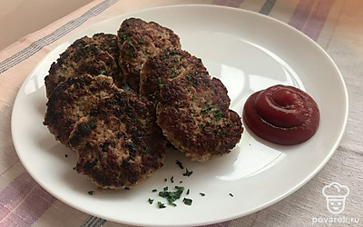 Готовые котлетки выложите на тарелку, застеленную бумажным полотенцем, чтобы избавиться от лишнего жира. Затем подайте с кетчупом, посыпав рубленой зеленью. 