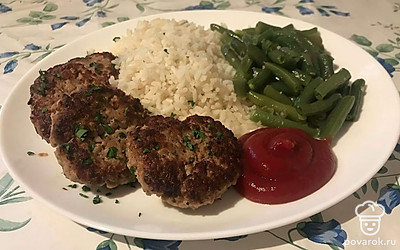 Подайте котлетки с кетчупом, отварным рисом и тушеной стручковой фасолью. Вариант полноценного обеда. 
