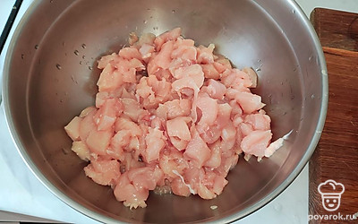 Куриное филе нарежьте мелким кубиком.