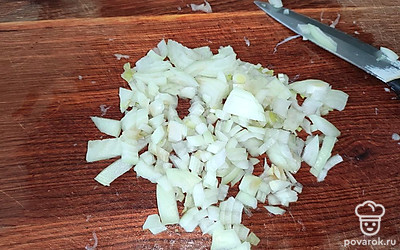 Лук нарежьте мелким кубиком.
