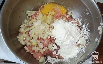 Смешайте мясо, лук, яйцо, картофельный крахмал. Посолите по вкусу, перемешайте до однородной массы.
