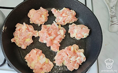 Жарьте котлеты на раскаленном масле с двух сторон по 3-5 минут. Выкладывать котлеты в сковороду можно ложкой.