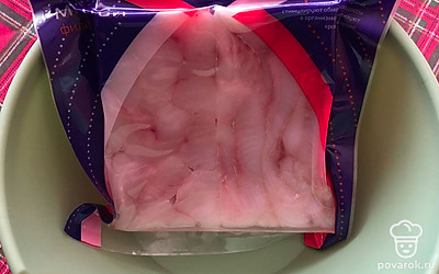 Разморозьте заранее 400 грамма филе минтая в брикете. 