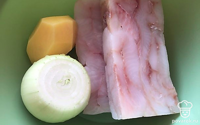 Очистите и вымойте лук с картошкой.