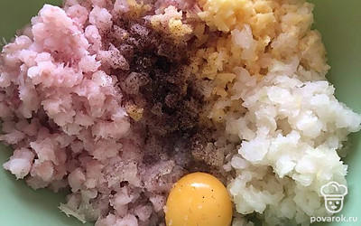 Пропустите все ингредиенты через мясорубку. Добавьте соль, перец и желток куриного яйца.