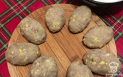 Слепите влажными руками котлеты. Обваляйте в муке или панировочных сухарях.