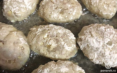 Обжаривайте на разогретом растительном масле, по 7 минут с каждой стороны.