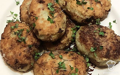 Подавайте блюдо с любым гарниром. Я присыпала котлеты сверху микрозеленью.