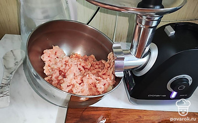 Куриное филе пропустите через мясорубку. Репчатый лук и чеснок пропустите вместе с фаршем.