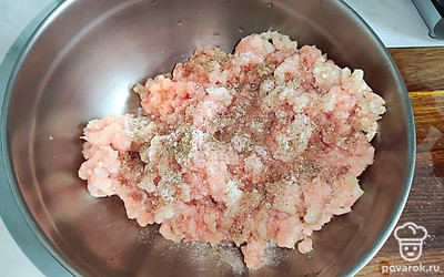 Добавьте в фарш соль и перец по вкусу.