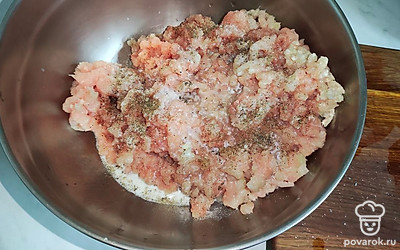 Добавьте немного холодного молока в фарш. Перемешайте фарш до однородной массы.