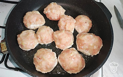 Сформируйте котлеты влажными руками и обжарьте на растительном масле с двух сторон до золотистой корочки.