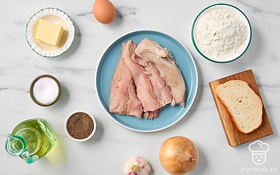 Разморозьте, помойте и обсушите на бумажных полотенцах рыбу. Помойте и почистите репчатый лук и чеснок. Подготовьте мясорубку.